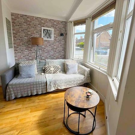 Cosy Flat In Burgess Hill, Sussex Exterior foto