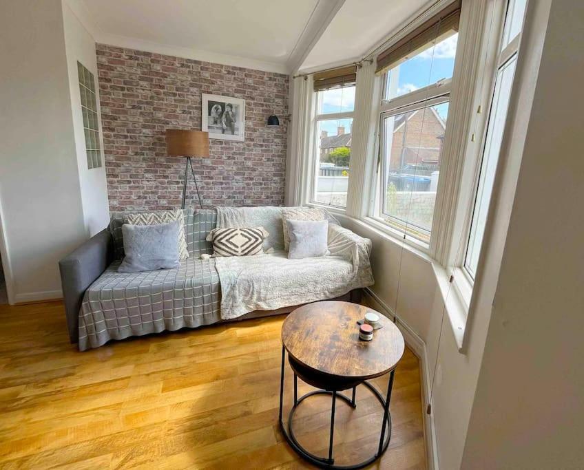 Cosy Flat In Burgess Hill, Sussex Exterior foto